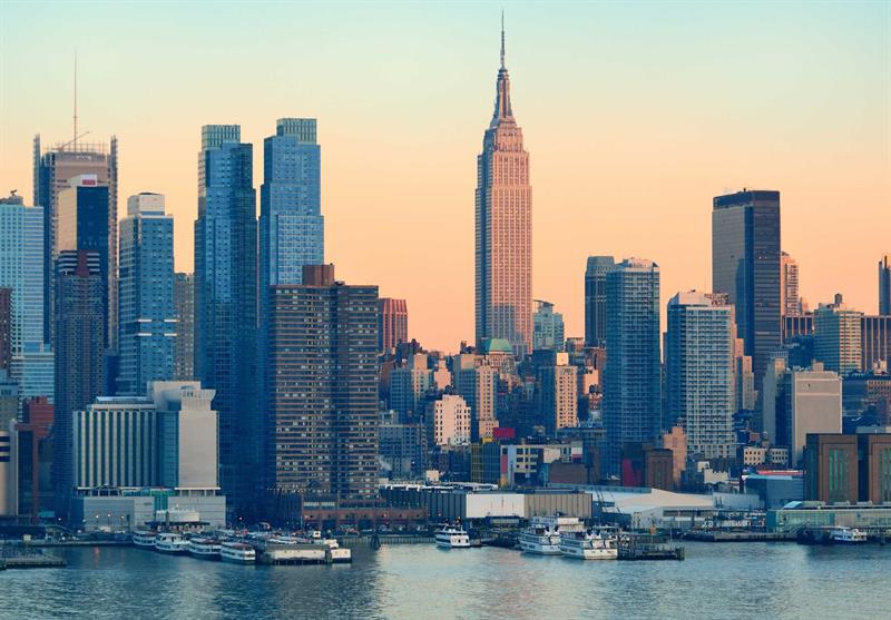 Hasta Adam Son Oyunlarını Sahneliyor