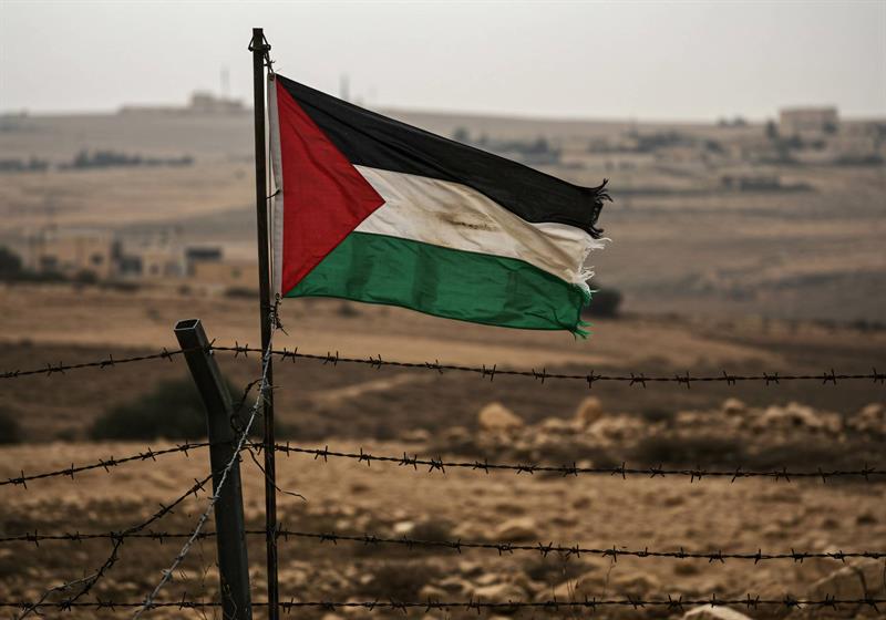 Kumdaki Ayak İzleri